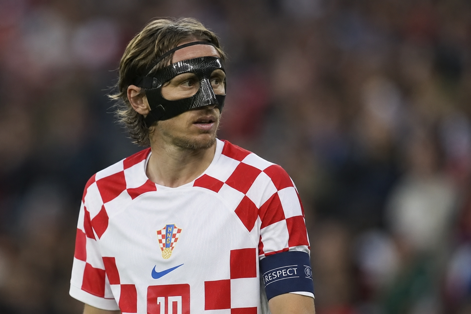 Luca Modric memakai pelindung wajah